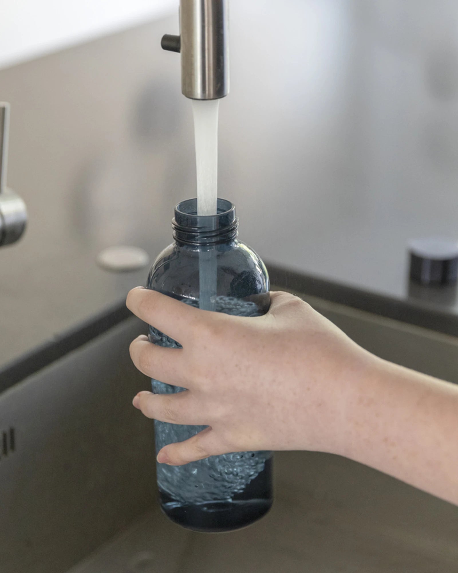 Szczelna butelka na wodę 620 ml z metalową zakrętką z nadrukiem - 16