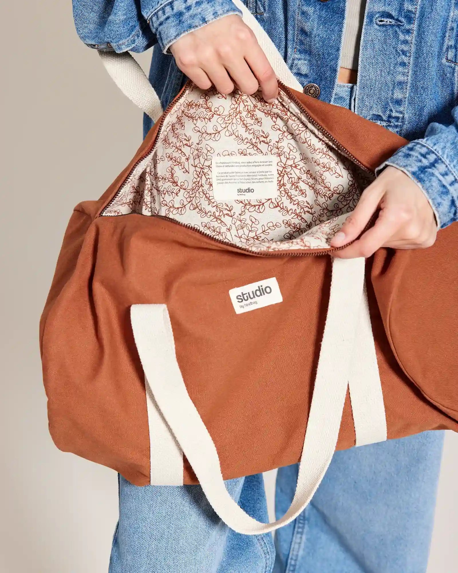 Torba duffel z bawełny organicznej Hindbag Sam z nadrukiem - 17