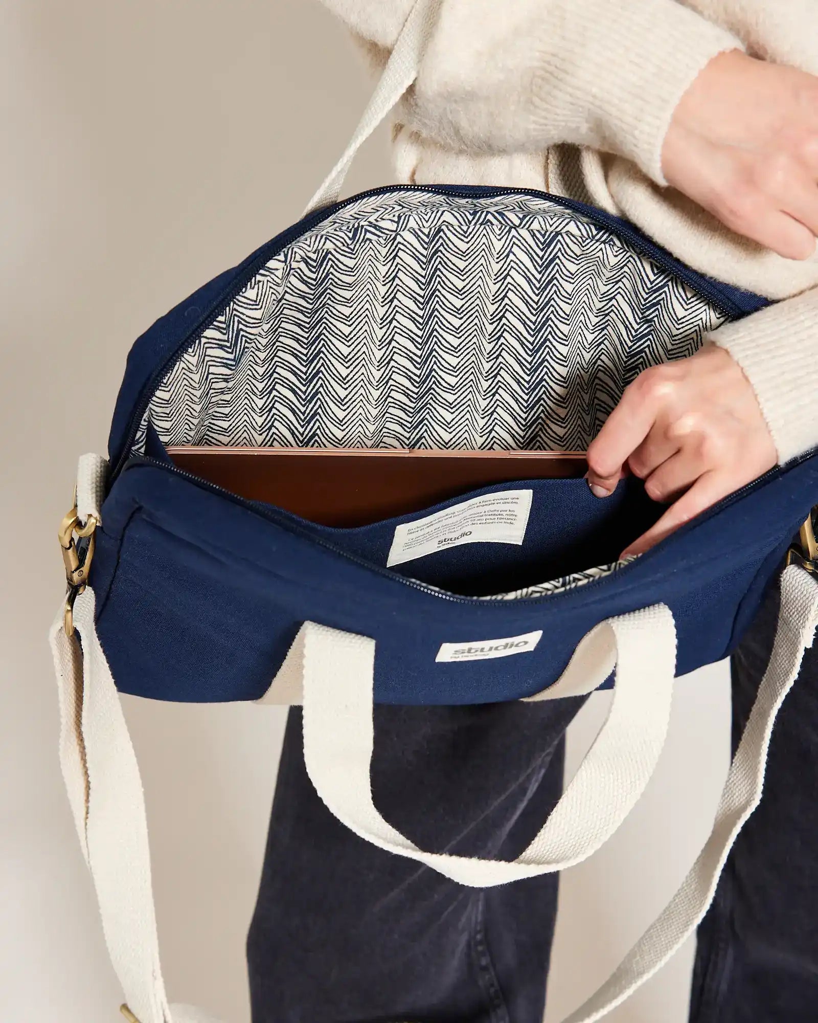 Torba na laptopa z bawełny organicznej Hindbag Luis z nadrukiem - 5