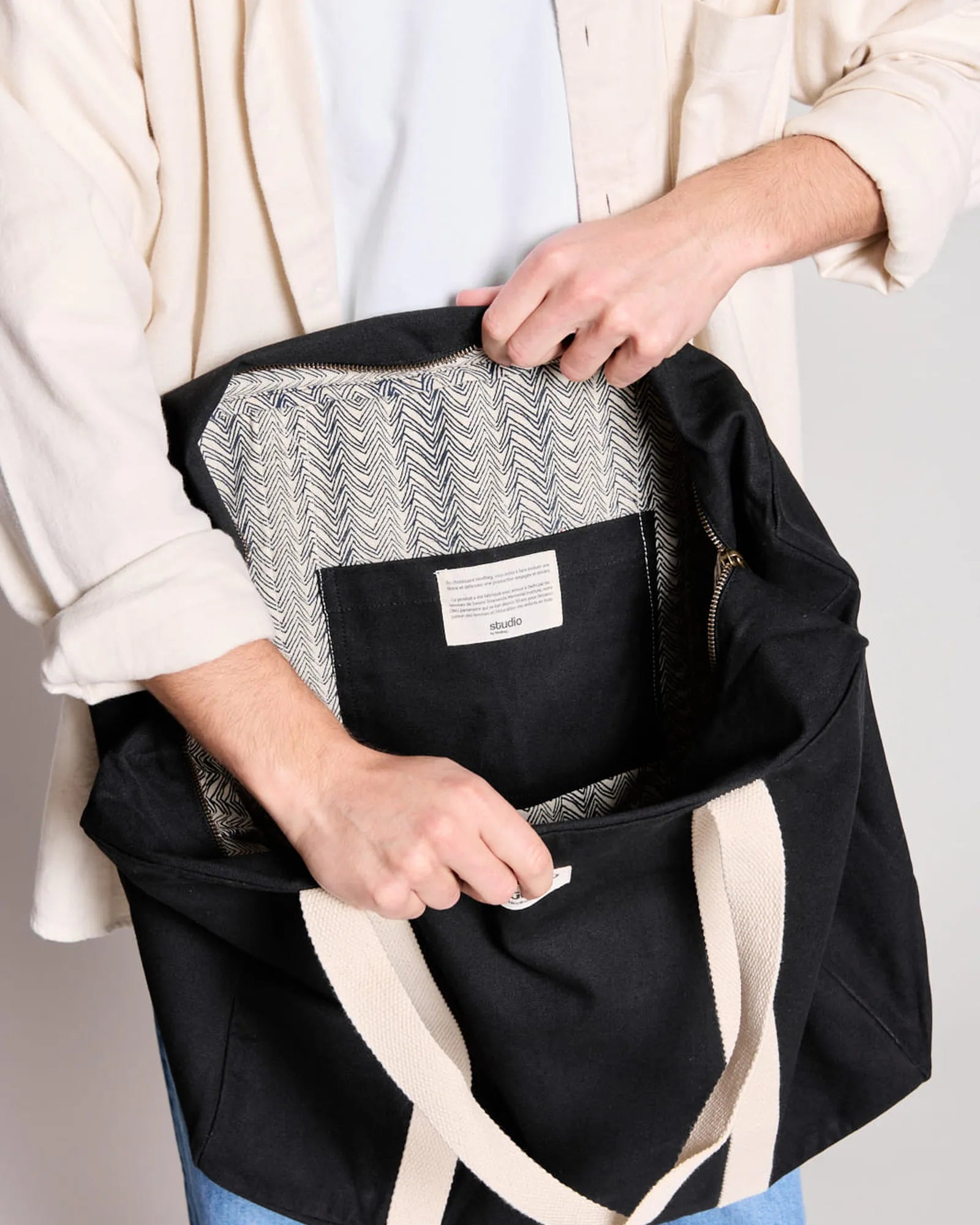 Torba podróżna z bawełny organicznej Hindbag Gabriel z nadrukiem - 4