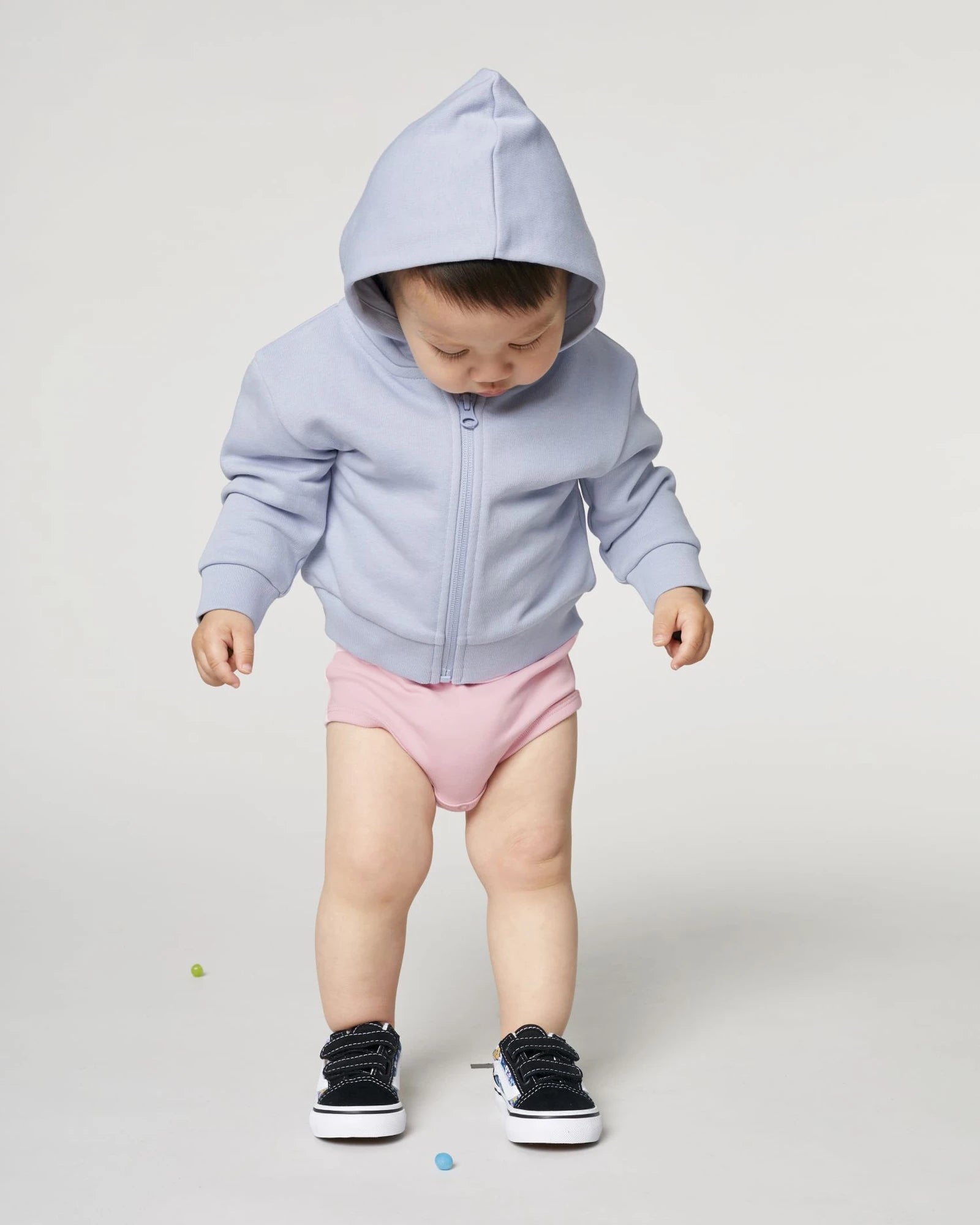Rozpinana bluza niemowlęca z kapturem z bawełny organicznej Stanley/Stella z nadrukiem - Spokojny niebieski